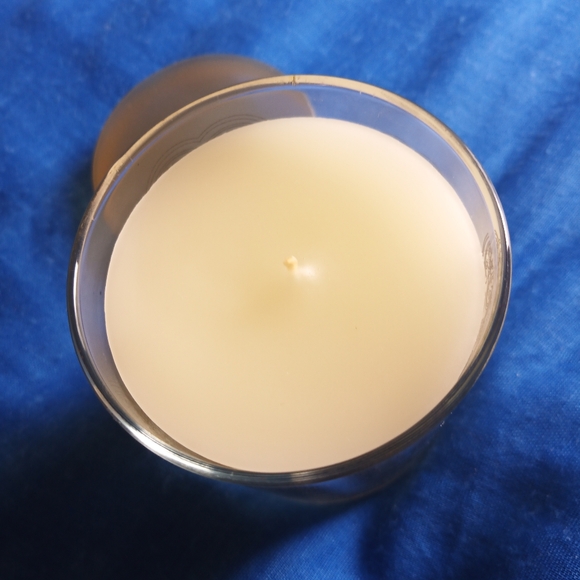 Vera Wang fragranced candle, 170g - Picture 2 of 6